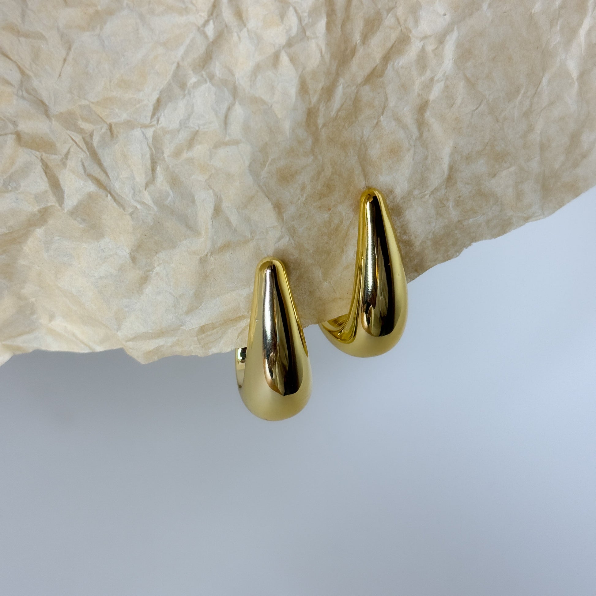 Fashion earrings with bold yet minimal design