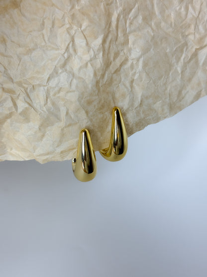 Classic polished gold earrings with teardrop silhouette