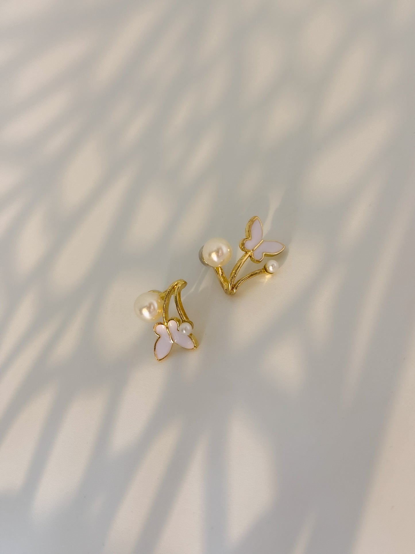 Gold and pearl earrings as a light weighted 