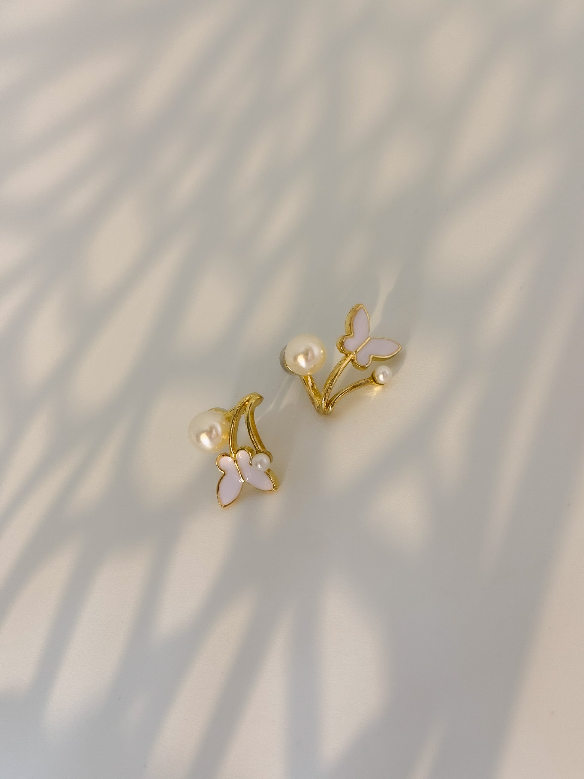 Gold and pearl earrings as a light weighted 
