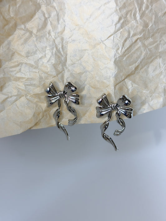 Elegant silver bowy stud earrings, everyday wear jewelry
